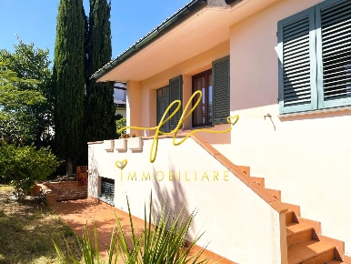 Foto Villa bifamiliare a Pomarance di 155 m² con 6 locali in vendita