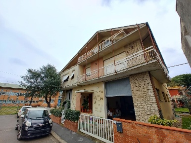 Foto Casa indipendente a Ponsacco Centro di 200 m² con 11 locali in vendita