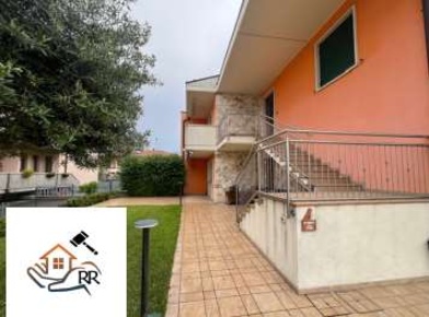 Foto Appartamento in Viale del lavoro 9, Belfiore Centro di 235 m²