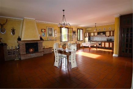 Foto Villa bifamiliare in Via Fagiano, Viano di 300 m² con 12 locali