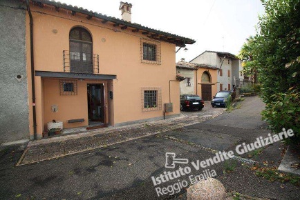 Foto Appartamento in Via Pezzano 19, San Polo d'Enza di 183 m² con 7 locali
