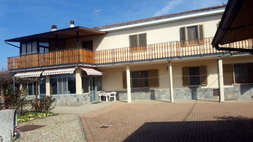 Foto Casa indipendente a Alessandria di 270 m² con 10 locali in vendita