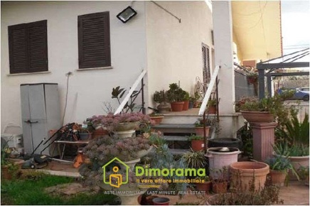 Foto Villa a schiera in Via Genuri 24 00132 Roma RM Italia, Roma di 76 m²
