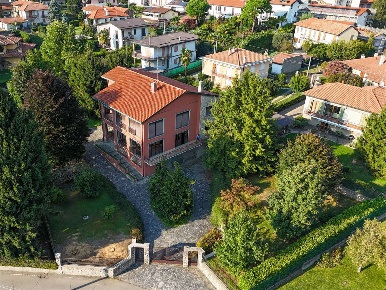 Foto Villa unifamiliare in Via Gramsci 7, Vergiate Centro di 570 m²