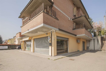 Foto Negozio in GIUSEPPE DI VITTORIO 9, Quattro Castella Puianello di 96 m²