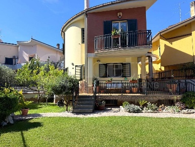Foto Villa bifamiliare a Termoli Centro di 147 m² con 6 locali in vendita
