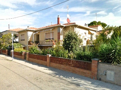 Foto Villa unifamiliare a Cecina Cecina Centro di 292 m² con 9 locali