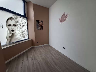 Foto Locale commerciale a Ancona Collemarino di 115 m² con 6 locali