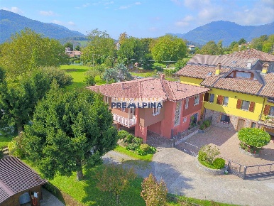 Foto Casa indipendente in Via Monte Beio 30, Leffe di 120 m² con 4 locali
