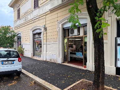 Foto Negozio in via Alessandro Poerio, Roma Monteverde Vecchio di 44 m²