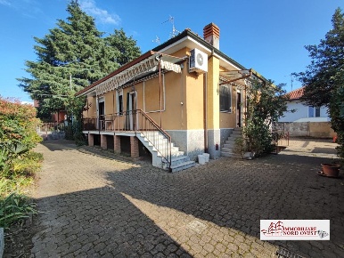 Foto Villa unifamiliare in Via Cardinal Ferrari, Bareggio di 170 m²