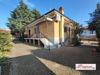 Foto Villa unifamiliare in Via Cardinal Ferrari, Bareggio di 170 m²
