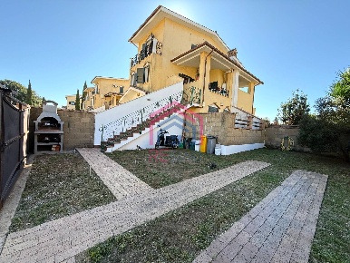 Foto Villa bifamiliare in via taglio delle cinaque miglia, Nettuno di 80 m²