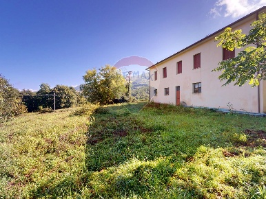 Foto Rustico a Valtopina di 246 m² con 6 locali in vendita