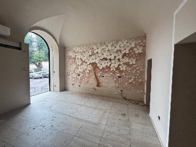 Foto Locale commerciale in VIA VINCENZO COMI, Teramo Centro di 67 m²