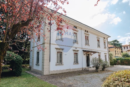 Foto Villa singola in Via Marconi, Rovato Centro di 1650 m² con 10 locali