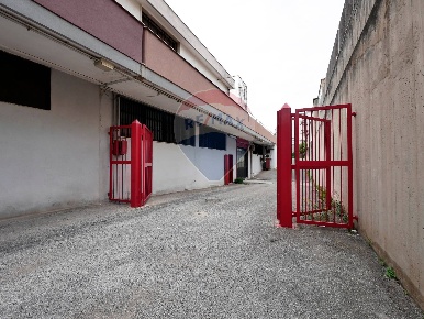 Foto Locale commerciale in Via Bruno Buozzi, Bari Santa Caterina di 730 m²