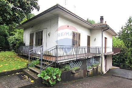 Foto Appartamento in Via Matteotti, Casciago Centro di 150 m² con 4 locali