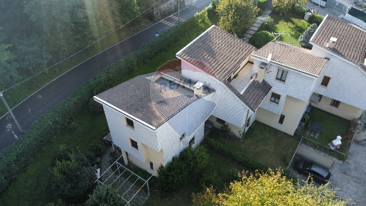 Foto Appartamento in via pola, Varese Belforte di 119 m² con 5 locali