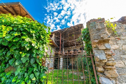Foto Rustico in Via Cedrello, Albino di 400 m² con 5 locali in vendita