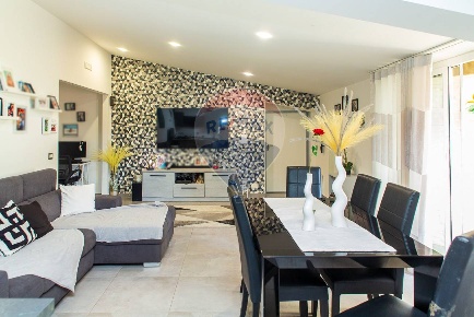 Foto Appartamento in Via Antonio Maugeri, Aci Sant'Antonio di 103 m²