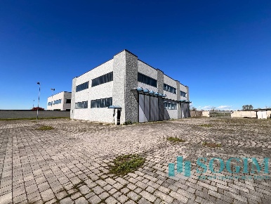 Foto Locale commerciale in via Milano, Cerano di 1000 m² con 2 locali