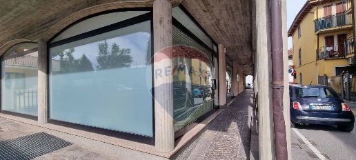 Foto Negozio in via Capersegno, Presezzo di 170 m² con 3 locali in affitto