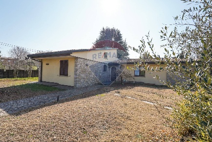 Foto Villa singola in via  francesco petrarca, Bonate Sotto di 487 m²