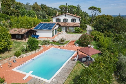 Foto Villa singola in Via Castel Raniero, Faenza di 345 m² con 8 locali
