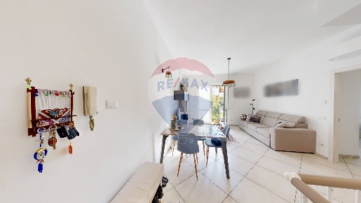 Foto Appartamento in Via Adamello, Cesano Maderno di 95 m² con 3 locali