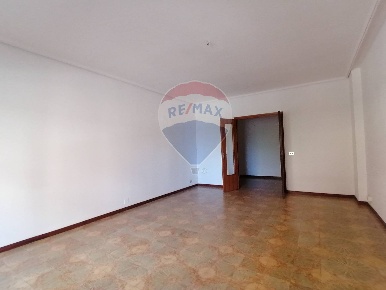 Foto Appartamento in via Righi, Comiso Centro di 165 m² con 8 locali