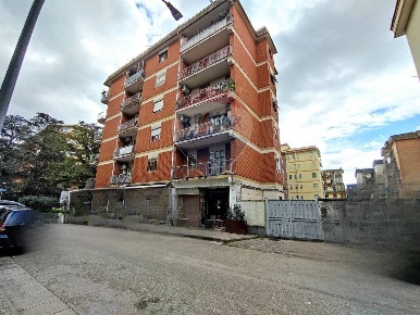 Foto Locale commerciale in Piazza Cattaneo, Caserta Corso Trieste di 45 m²