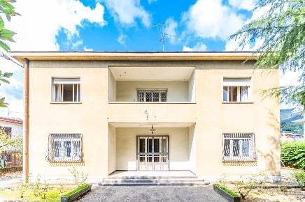 Foto Casa indipendente in via roma, Nembro Centro di 300 m² con 8 locali