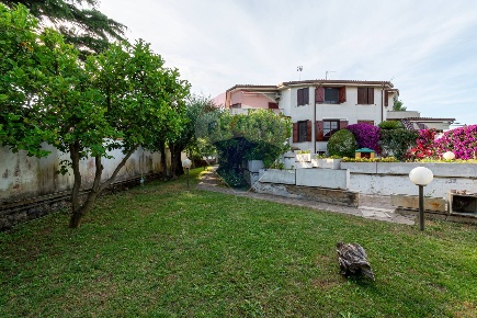 Foto Villa bifamiliare in Via Caridemo, Roma Casal Palocco di 230 m²