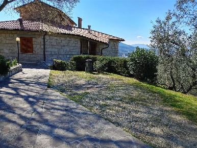 Foto Villa bifamiliare a Terni di 160 m² con 8 locali in affitto