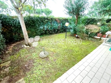 Foto Appartamento a Massa Marina di Massa Centro di 75 m² con 3 locali