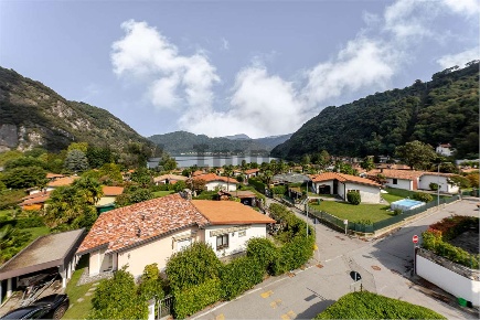 Foto Appartamento a Lavena Ponte Tresa di 100 m² con 5 locali in vendita