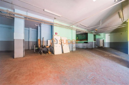 Foto Negozio a Perugia di 280 m² con 3 locali in vendita