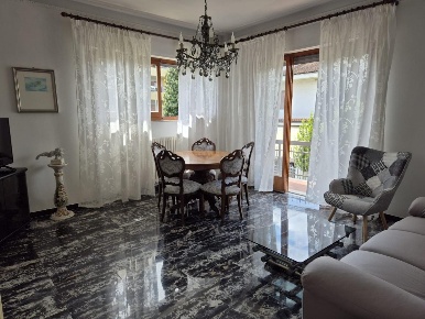 Foto Villa unifamiliare a Carrara Marina di Carrara di 180 m² con 9 locali