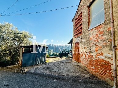 Foto Casa indipendente a Lucca Chiatri - Piazzano di 160 m² con 6 locali