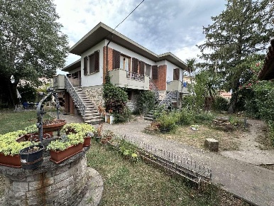 Foto Casa indipendente a Carrara Avenza di 260 m² con 9 locali in vendita