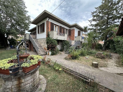 intera palazzina in vendita a Carrara in zona Marina di Carrara