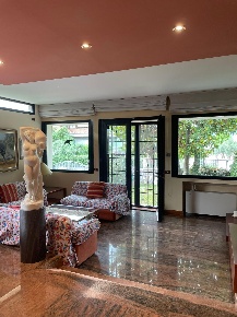 Foto Villa bifamiliare a Carrara Marina di Carrara di 250 m² con 6 locali