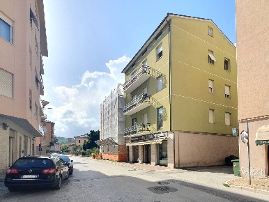 Foto Attività commerciale in VIA LA SPINA, Fabriano di 200 m² con 2 locali