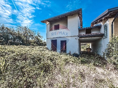 Foto Villa a schiera in Via Vignale II, Confienza di 130 m² con 3 locali