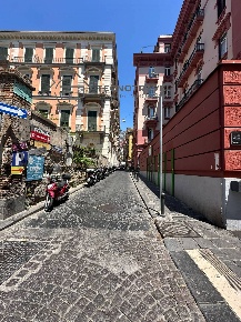 Foto Locale commerciale in Salita Santa Maria Apparente, Napoli Chiaia