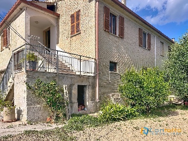 Foto Casa indipendente in CONTRADA CARBUCCIO, Altidona di 139 m² in vendita