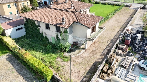 Foto Villa bifamiliare in Via Europa Unita, Isorella di 190 m² con 6 locali