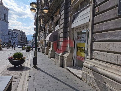 Foto Negozio in Corso Garibaldi, Benevento Centro Storico di 82 m²