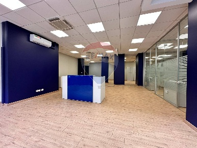 Foto Locale commerciale a Ancona Regione di 853 m² in vendita